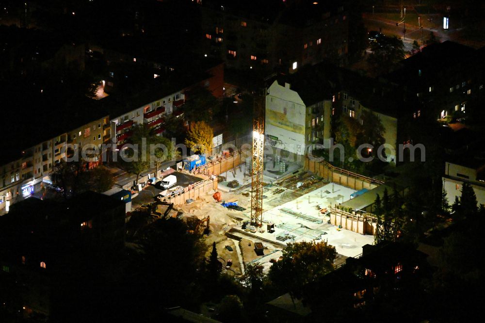 Berlin at night from the bird perspective: Night lighting construction site for the new construction of a multi-family residential building as a townhouse Karllotta on street Albrechtstrasse in the district Steglitz in Berlin, Germany