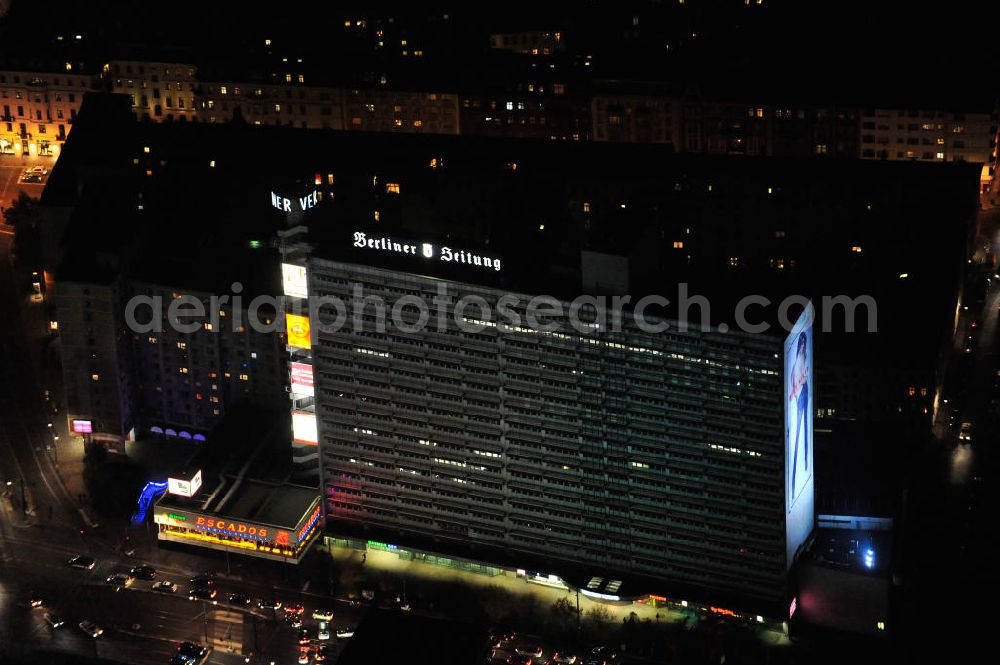 Berlin at night from above - Nachtluftbild des Gebäudes des Berliner Verlag GmbH in der Karl-Liebknecht-Straße, einer Tochterfirma der BV Deutsche Zeitungsholding, die im Besitz des Medienhauses M. DuMont Schauberg ist. Daneben ein Restaurant der ESCADOS Steakhouse GmbH. Nighshot: the building of the Berliner Verlag GmbH in the street Karl-Liebknecht-Strasse, a subsidiaries of BV Deutsche Zeitungsholding which is owned by the media company M. DuMont Schauberg.