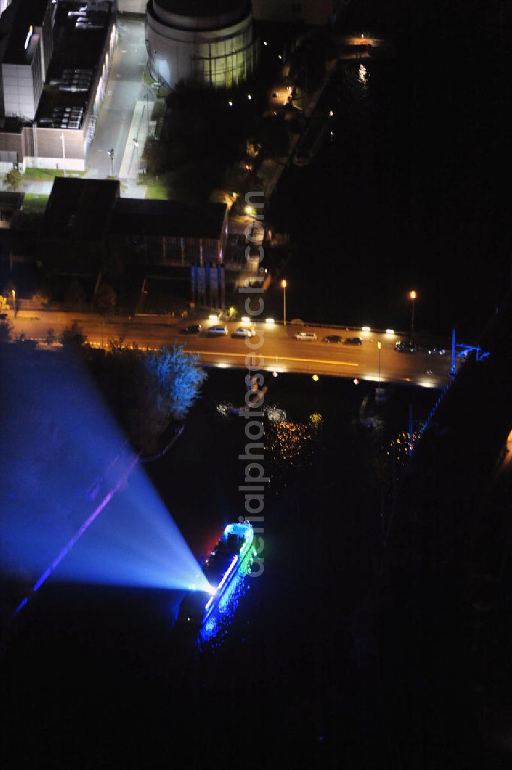 Berlin at night from the bird perspective: Nachtaufnahme. Sicht auf die Fahrt eines Lichtsschiffes nahe der Jannowitzbrücke anlässlich des Festival Of Lights 2010 in Berlin. Nightshot: View to an illuminated ship close to the Jannowitzbrücke in celebration of the Festival Of Lights 2010 in Berlin.