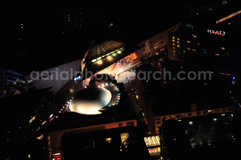 Aerial image at night Berlin - Nachtluftbild vom nächtlichen Berlin anläßlich des Festival of Lights in der Berliner Innenstadt. Hunderttausende Besucher strömten am letzten Wochenende des Festivals zu den illuminierten Gebäuden und angestrahlten Bereichen der Innenstadt. Blick auf den Eingang des Musical Theater Berlin am Potsdamer Platz, gelegen am Marlene-Dietrich-Platz im Berliner Bezirk Tiergarten im Stadtteil Mitte.Nightstot of the illuminated entrance of the Musical Theater Berlin in Berlins district Mitte - Tiergarten.