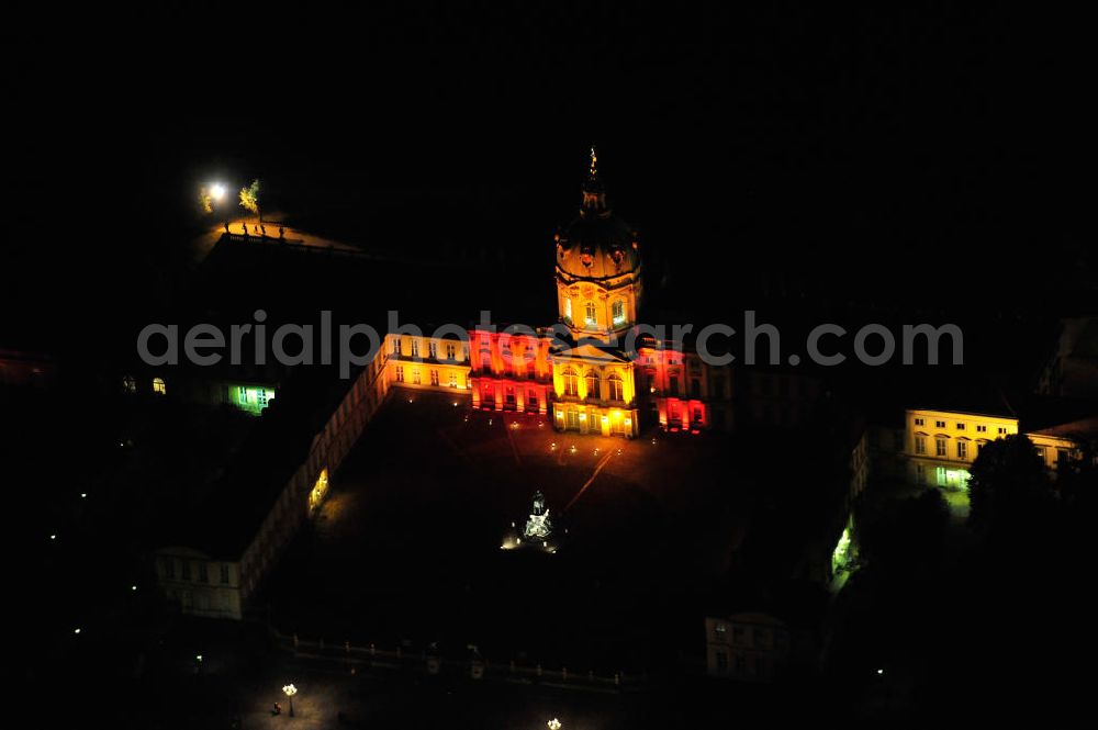 Aerial image at night Berlin - Nachtluftbild vom Schloß Charlottenburg am Spandauer Damm anläßlich des Festival of Lights in der Berliner Innenstadt. Hunderttausende Besucher strömten am letzten Wochenende des Festivals zu den illuminierten Gebäuden und angestrahlten Bereichen der Innenstadt. Night shot of the castle Charlottenburg during the festival of light in Berlins inner-city.