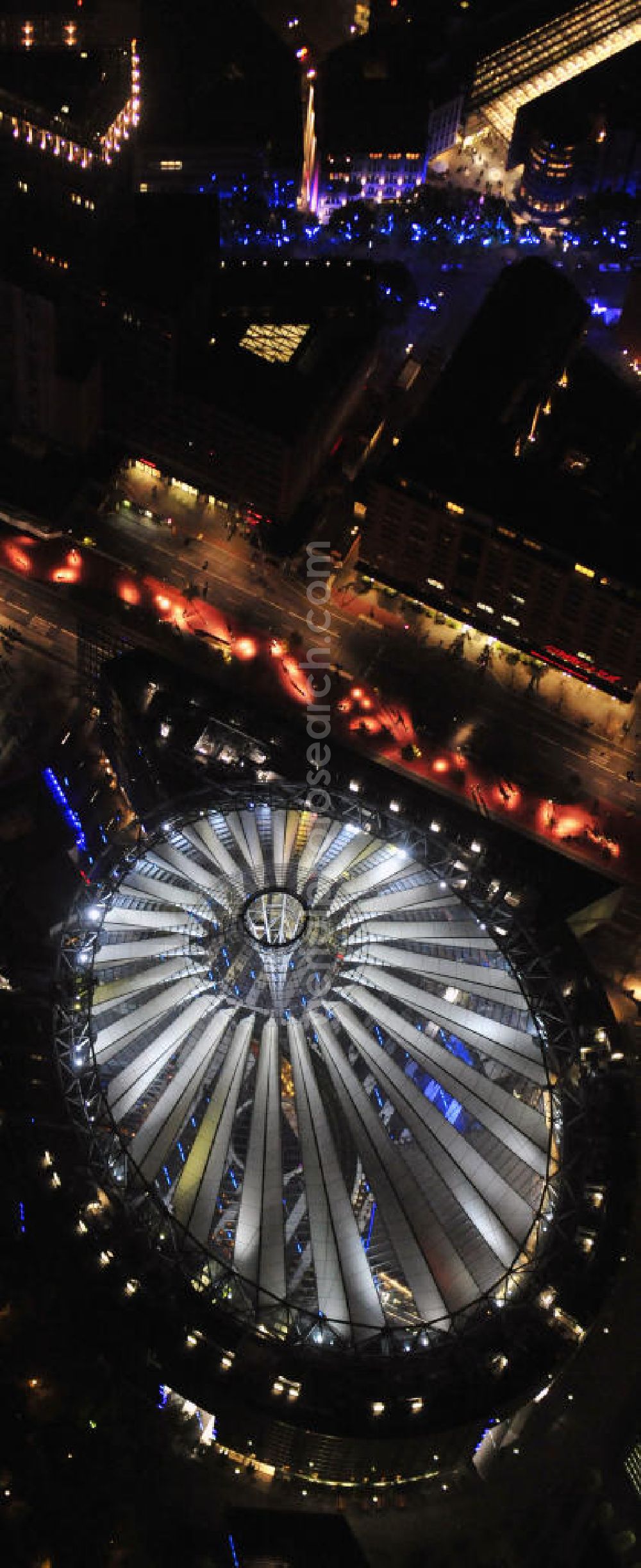 Berlin at night from the bird perspective: Nachtaufnahme: Sicht auf das Kaufhaus Sony Center am Potsdamer Platz anlässlich des Festival Of Lights 2010 in Berlin. Nightshot: View to the department store Sony Center at the Potsdamer Platz in celebration of the Festival Of Lights 2010 in Berlin.