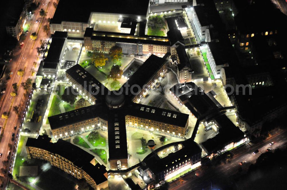 Aerial image at night Berlin - Nachtaufnahme: Blick auf die JVA Moabit. Die Justizvollzugsanstalt Moabit ist die Untersuchungshaftanstalt für männliche Erwachsene im Land Berlin und besteht aus 3 Teilanstalten und dem Krankenhauses der Berliner Vollzugsanstalten. Night shot: View over the prison in Berlins district Mitte - Tiergarten - Moabit.