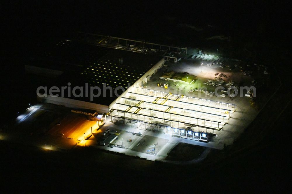 Aerial photograph at night Niedere Börde - Night lighting Mixed concrete and building materials factory of Rekers Betonwerk GmbH & Co. KG on Langer Schlag in Niedere Boerde in the state Saxony-Anhalt, Germany