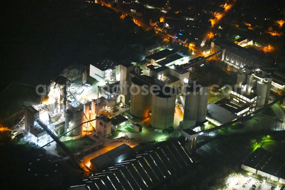 Sehnde at night from the bird perspective: Night lighting Mixed concrete and building materials factory of Holcim (Deutschland) GmbH in the district Hoever in Sehnde in the state Lower Saxony, Germany