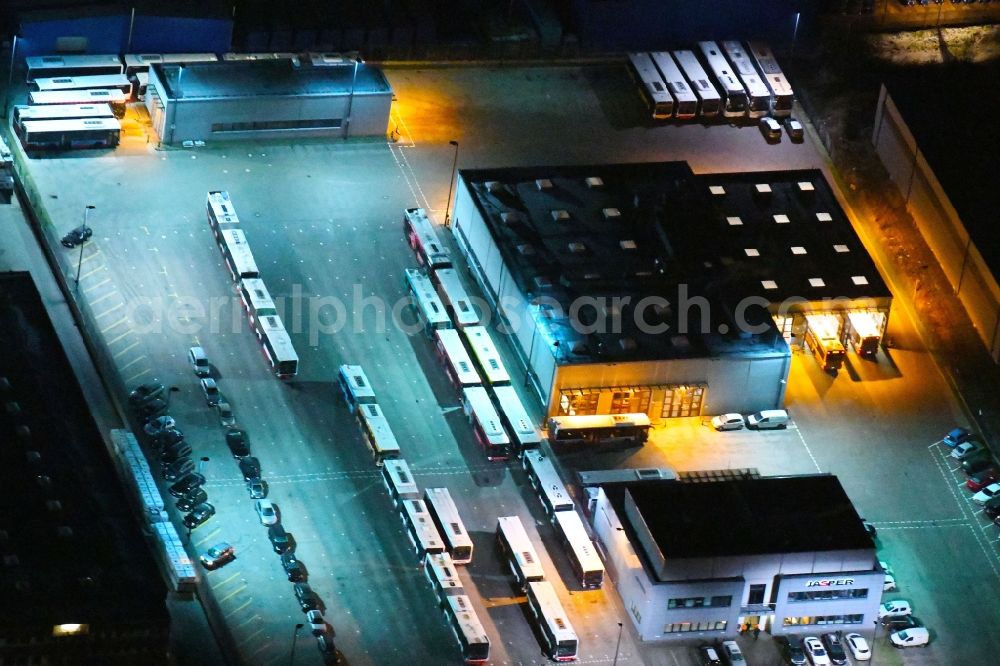 Aerial image at night Hamburg - Night lighting site of the depot of the Friedrich Jasper Rund- u. Gesellschaftsfahrten GmbH on Billbrookdeich in the district Billbrook in Hamburg, Germany