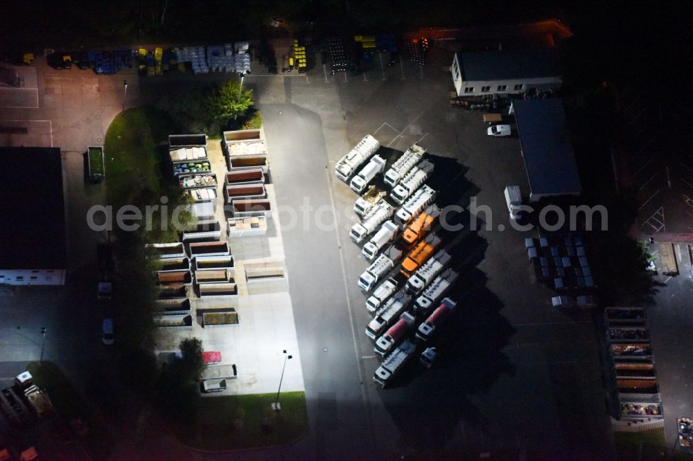 Aerial image at night Schwerin - Night lighting Site of the depot of the Schweriner Abfallentsorgungs- and Strassenreinigungsgesellschaft mbH (SAS) on Ludwigsluster Chaussee in Schwerin in the state Mecklenburg - Western Pomerania, Germany