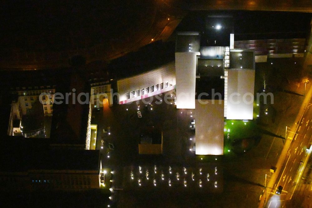 Leipzig at night from above - Night lighting Library Building of Deutsche Nationalbibliothek Deutsches Buch- and Schriftmuseum Deutsche Nationalbibliothek on ensemble Deutscher Platz in the district Zentrum-Suedost in Leipzig in the state Saxony