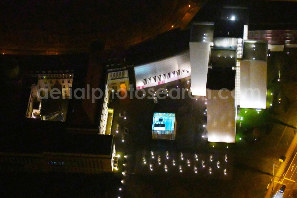 Leipzig at night from the bird perspective: Night lighting Library Building of Deutsche Nationalbibliothek Deutsches Buch- and Schriftmuseum Deutsche Nationalbibliothek on ensemble Deutscher Platz in the district Zentrum-Suedost in Leipzig in the state Saxony