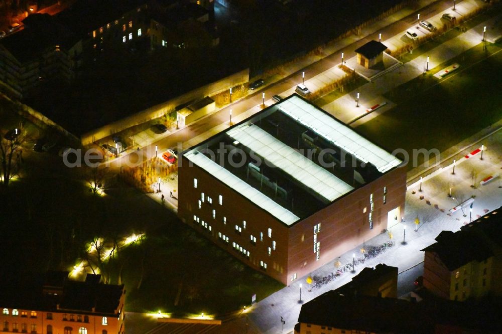 Halle (Saale) at night from the bird perspective: Night lighting Library Building of Universitaets- and Landesbibliothek Zweigstelle Steintorcampus an der Emil-Abderhalden-Strasse in Halle (Saale) in the state Saxony-Anhalt, Germany