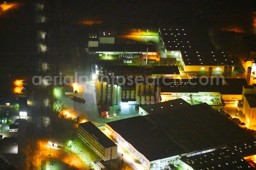 Aerial photograph at night Frankfurt (Oder) - Night lighting Building and production halls on the premises of the brewery Frankfurter Brauhaus GmbH on Lebuser Chaussee in the district Kliestow in Frankfurt (Oder) in the state Brandenburg, Germany