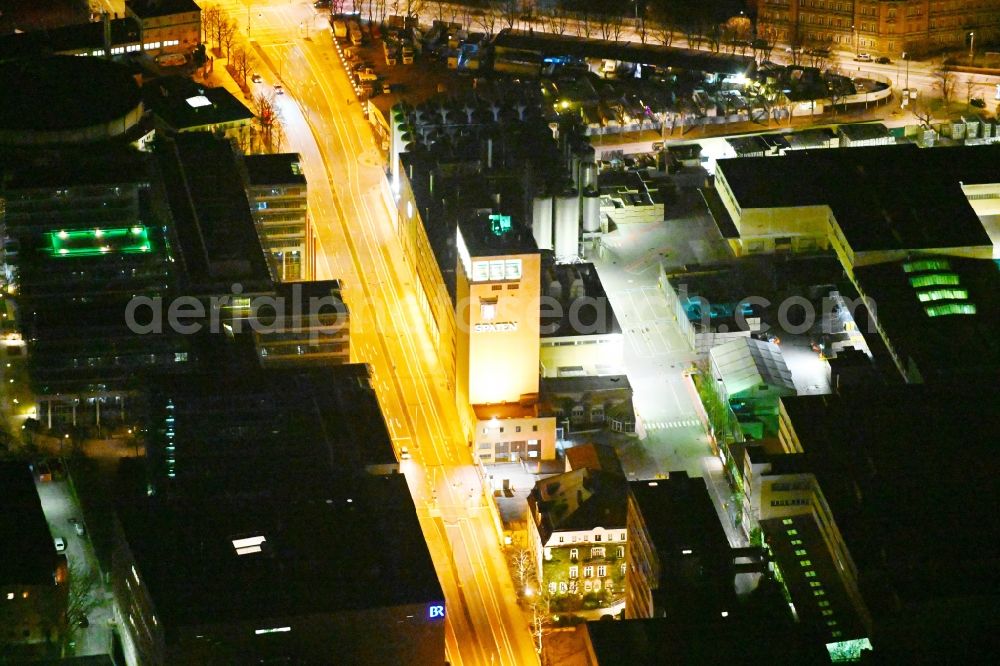 Aerial photograph at night München - Night lighting buildings and production halls on the premises of the Spaten-Brauerei brewery on Marsstrasse in the district of Maxvorstadt in Munich in the state Bavaria, Germany