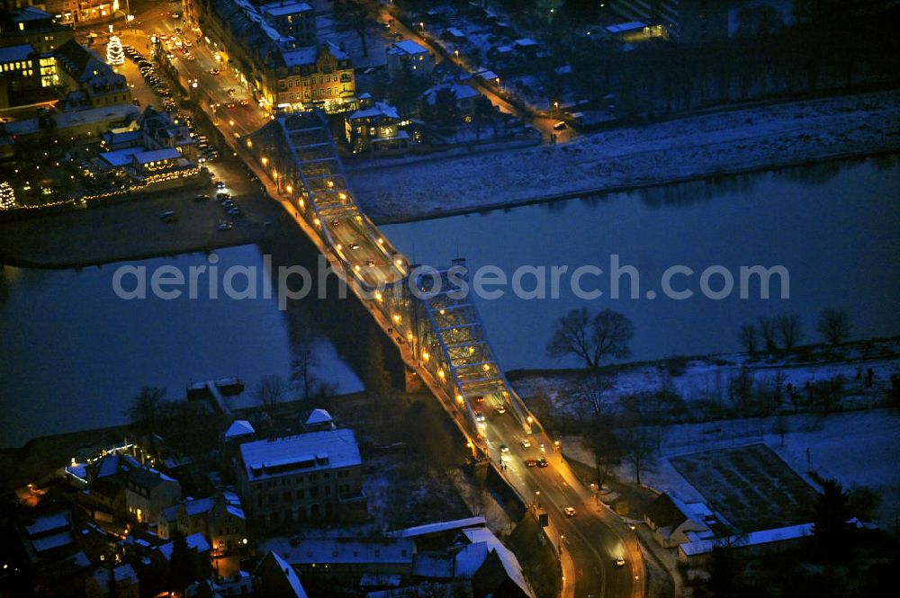 Aerial photograph at night Dresden - Nachtaufnahme der Brücke Blaues Wunder (eigentlich Löschwitzer Brücke) über die winterliche Elbe. Die Stahlwerkkonstruktion wurde von 1891 - 1893 erbaut und hat eine Länge von 260 m. Night shot of the bridge Blue Wonder across the Elbe River.