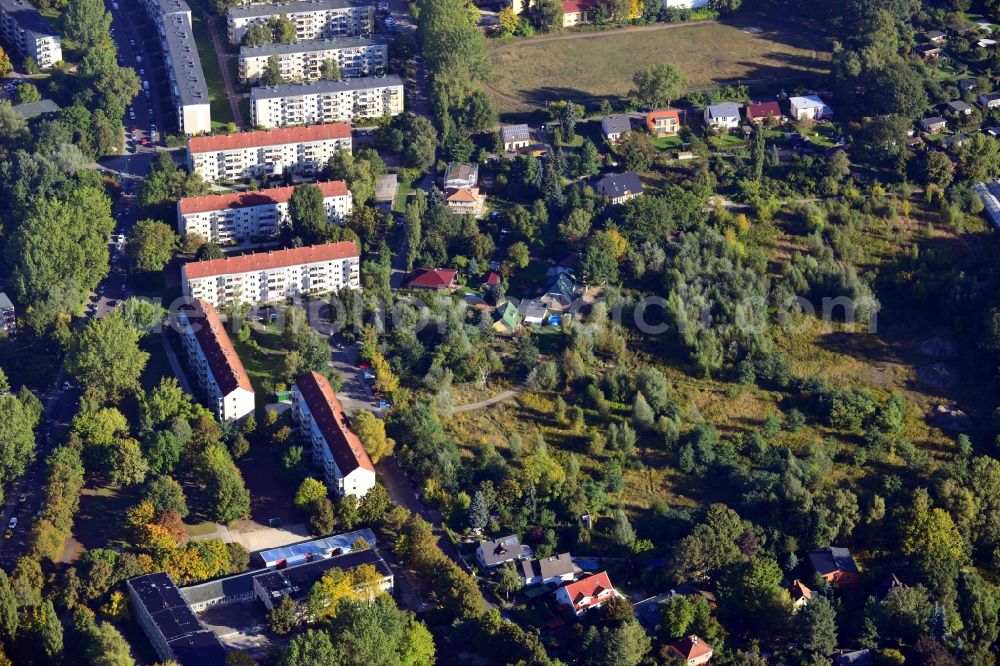 Berlin at night from the bird perspective: Residential area on Feldblumenweg - Gruene Trift on the outskirts of the district Köpenick in Berlin. The company cds Wohnbau Berlin GmbH plans to the forest to build a new housing estate with 70 double rooms and townhouses near the banks of the river Dahme