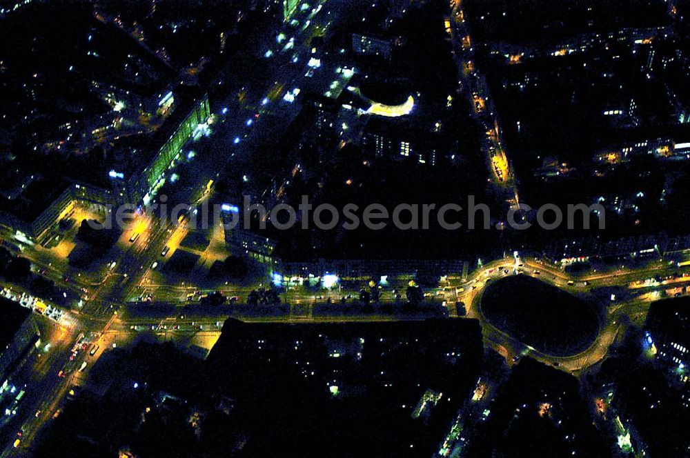 Berlin at night from above - Blick auf das Frankfurter Tor an der Karl-Marx-Allee mit dem Bersarinplatz bei Nacht in Berlin-Friedrichshain.