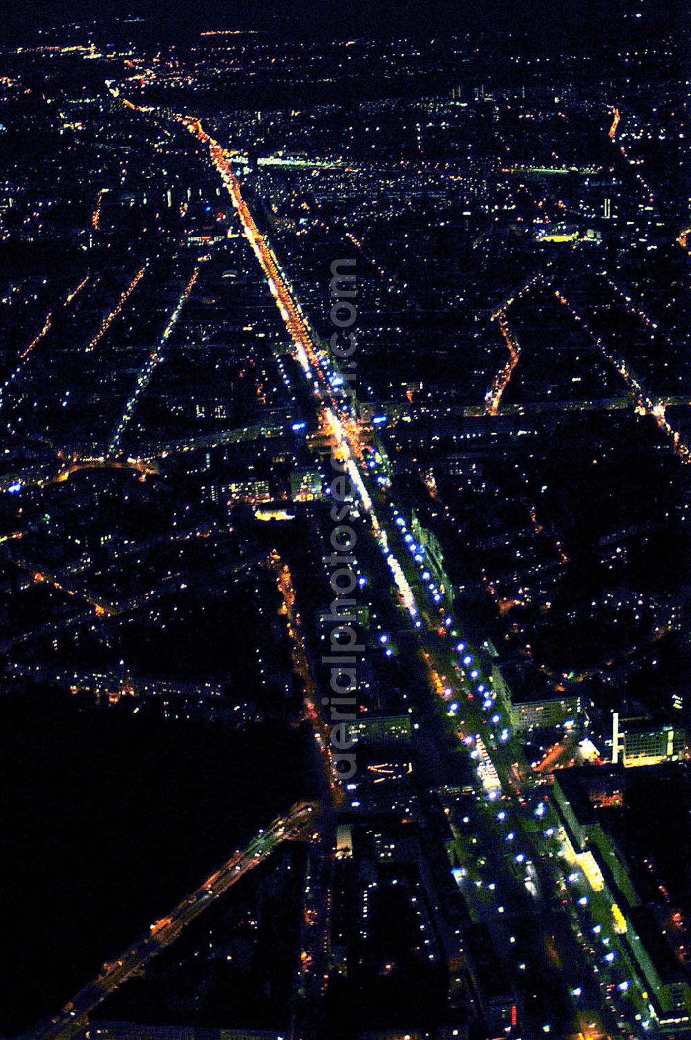 Berlin at night from above - Blick auf die Karl-Marx-Allee / Frankfurter Allee Richtung Osten in Berlin-Friedrichshain bei Nacht.