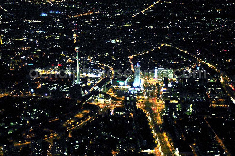 Berlin at night from the bird perspective: Blick auf das Stadtzentrum in Berlin-Mitte mit dem Berliner Fernsehturm und dem Alexanderplatz bei Nacht.