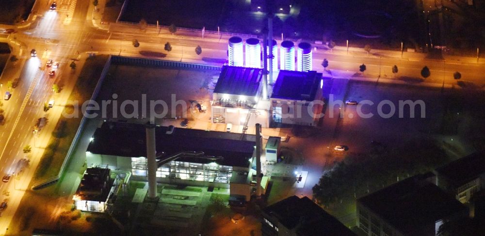 Aerial photograph at night Berlin - Night view power station plants of the combined heat and power station - regional heat of BTB Blockheizkraftwerks-Traeger- und Betreibergesellschaft mbH on the Wegedornstrasse im Stadtteil Adlershof in Berlin