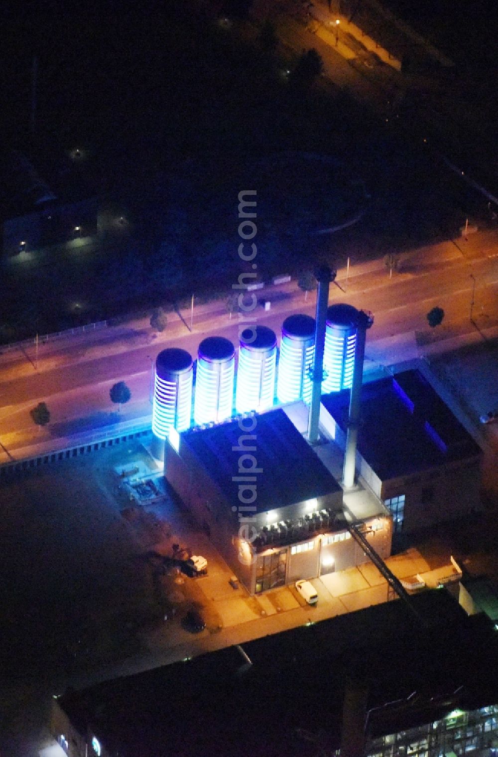 Aerial image at night Berlin - Night view power station plants of the combined heat and power station - regional heat of BTB Blockheizkraftwerks-Traeger- und Betreibergesellschaft mbH on the Wegedornstrasse im Stadtteil Adlershof in Berlin