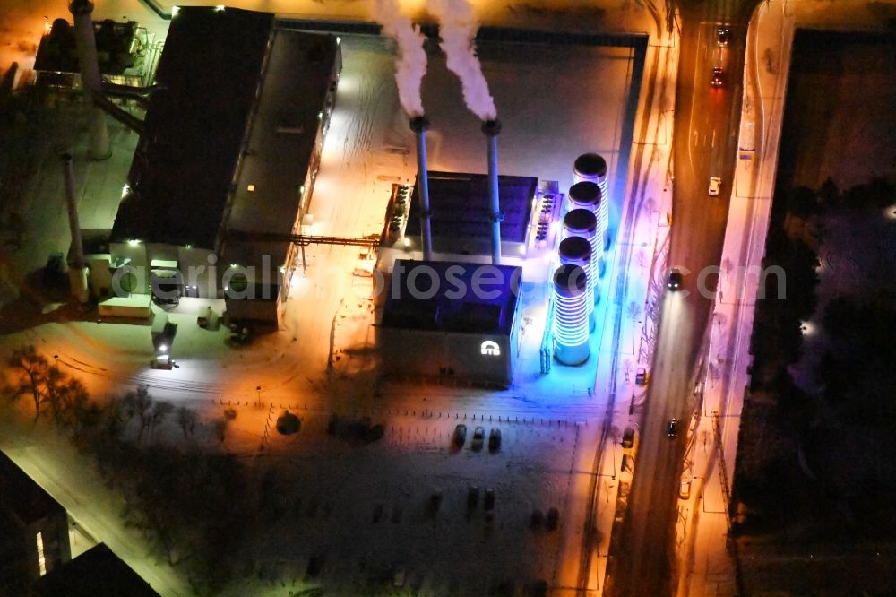 Aerial photograph at night Berlin - Night view wintry snowy power station plants of the combined heat and power station - regional heat of BTB Blockheizkraftwerks-Traeger- und Betreibergesellschaft mbH on the Wegedornstrasse im Stadtteil Adlershof in Berlin