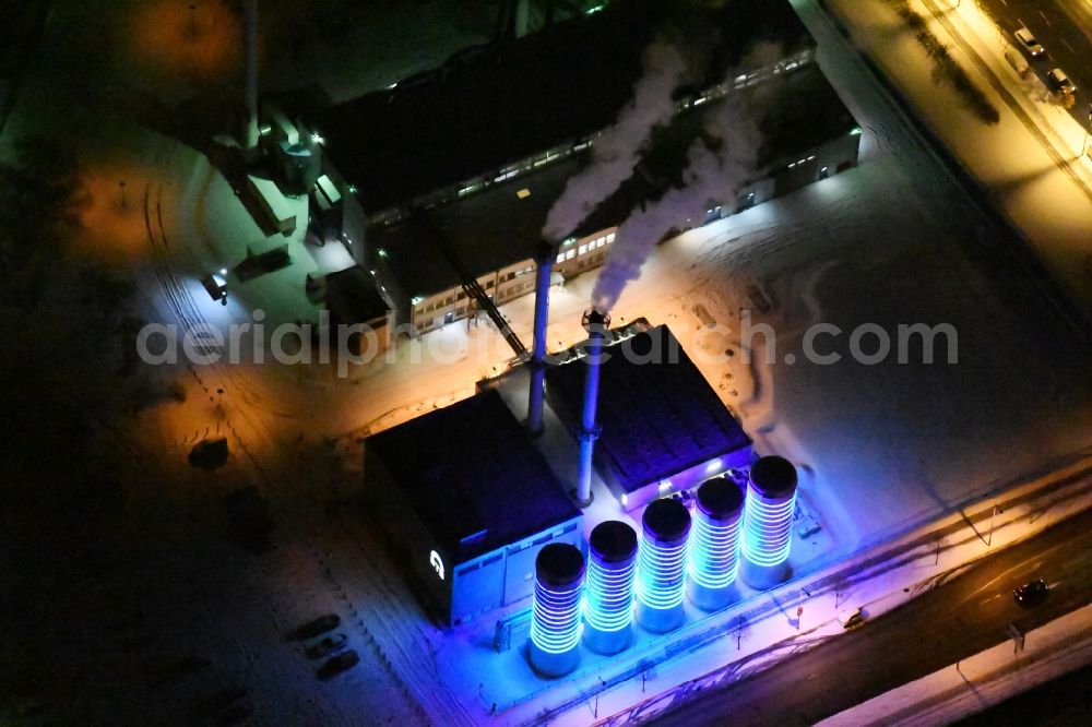 Berlin at night from the bird perspective: Night view wintry snowy power station plants of the combined heat and power station - regional heat of BTB Blockheizkraftwerks-Traeger- und Betreibergesellschaft mbH on the Wegedornstrasse im Stadtteil Adlershof in Berlin