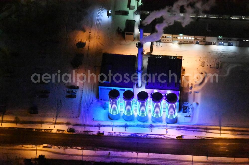 Aerial image at night Berlin - Night view wintry snowy power station plants of the combined heat and power station - regional heat of BTB Blockheizkraftwerks-Traeger- und Betreibergesellschaft mbH on the Wegedornstrasse im Stadtteil Adlershof in Berlin