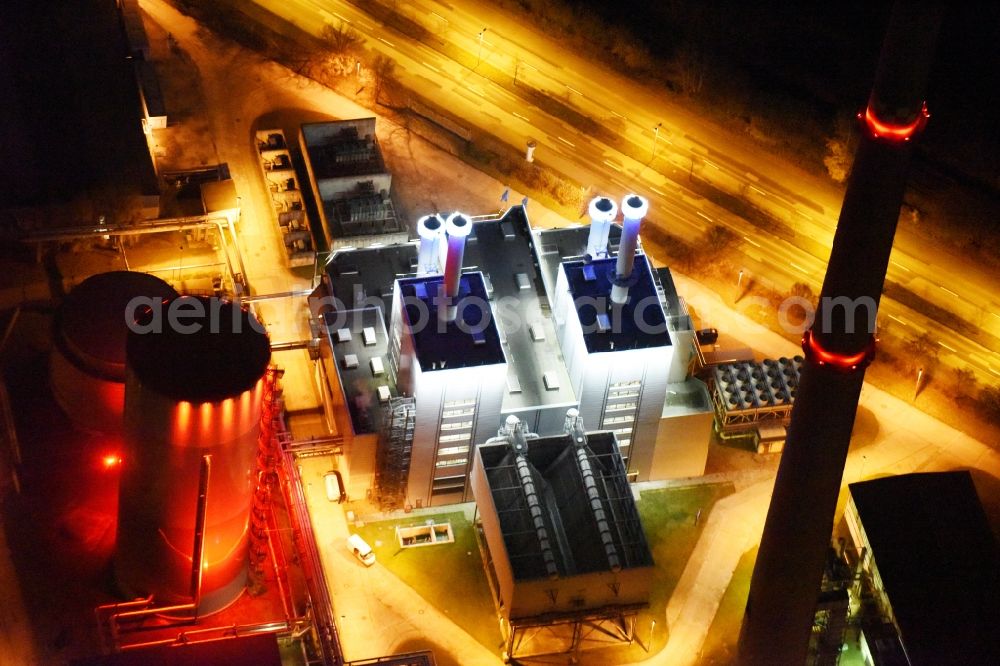 Aerial image at night Schwerin - Night view power station plants of the combined heat and power station - regional heat company Stadtwerke Schwerin GmbH (SWS) in Schwerin in the state Mecklenburg - Western Pomerania