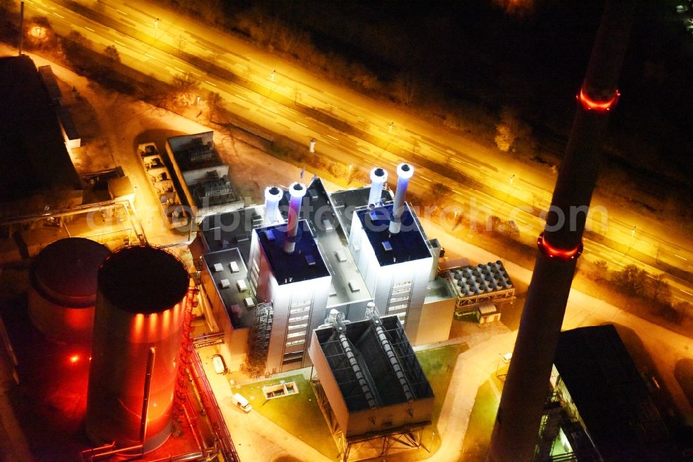 Aerial photograph at night Schwerin - Night view power station plants of the combined heat and power station - regional heat company Stadtwerke Schwerin GmbH (SWS) in Schwerin in the state Mecklenburg - Western Pomerania