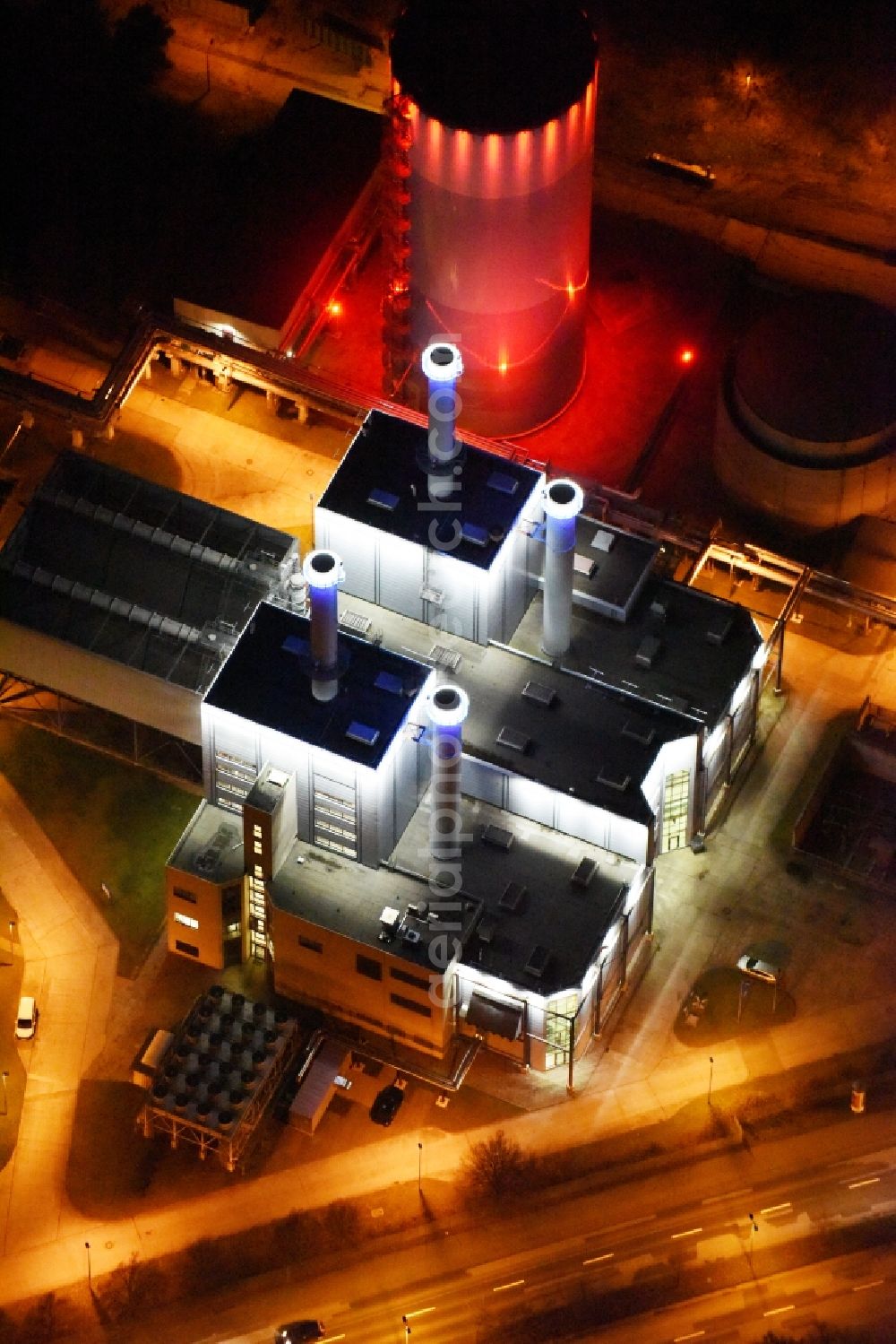 Aerial image at night Schwerin - Night view power station plants of the combined heat and power station - regional heat company Stadtwerke Schwerin GmbH (SWS) in Schwerin in the state Mecklenburg - Western Pomerania