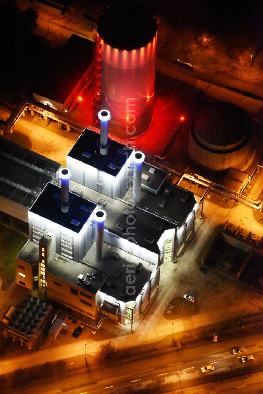 Schwerin at night from above - Night view power station plants of the combined heat and power station - regional heat company Stadtwerke Schwerin GmbH (SWS) in Schwerin in the state Mecklenburg - Western Pomerania