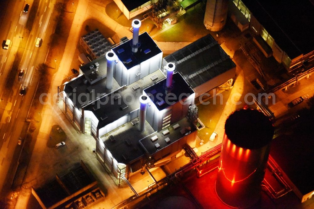 Schwerin at night from the bird perspective: Night view power station plants of the combined heat and power station - regional heat company Stadtwerke Schwerin GmbH (SWS) in Schwerin in the state Mecklenburg - Western Pomerania