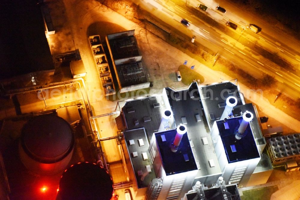 Aerial photograph at night Schwerin - Night view power station plants of the combined heat and power station - regional heat company Stadtwerke Schwerin GmbH (SWS) in Schwerin in the state Mecklenburg - Western Pomerania