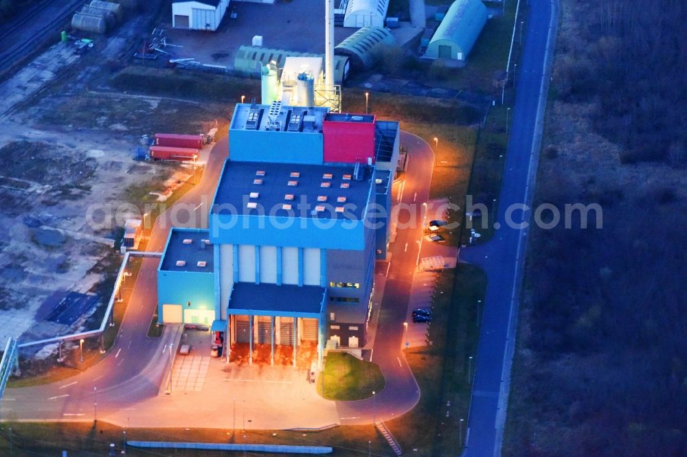 Bitterfeld-Wolfen at night from the bird perspective: Night lighting Power station plants of the combined heat and power station - regional heat - Thermischen Restabfallbehandlungsanlage (TRB-Anlage) in the district Bitterfeld in Bitterfeld-Wolfen in the state Saxony-Anhalt