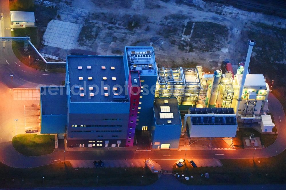 Aerial image at night Bitterfeld-Wolfen - Night lighting Power station plants of the combined heat and power station - regional heat - Thermischen Restabfallbehandlungsanlage (TRB-Anlage) in the district Bitterfeld in Bitterfeld-Wolfen in the state Saxony-Anhalt