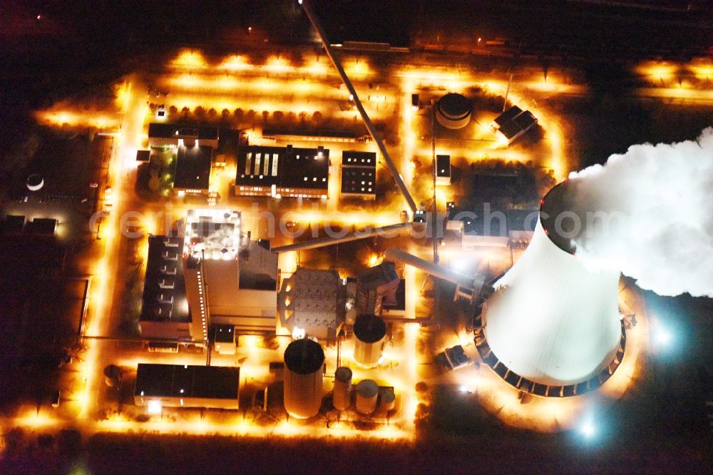 Rostock at night from the bird perspective: Night lighting power station plants of the combined heat and power station - regional heat der KNG Kraftwerks- und Netzgesellschaft mbH on street Am Kuehlturm in Rostock in the state Mecklenburg - Western Pomerania