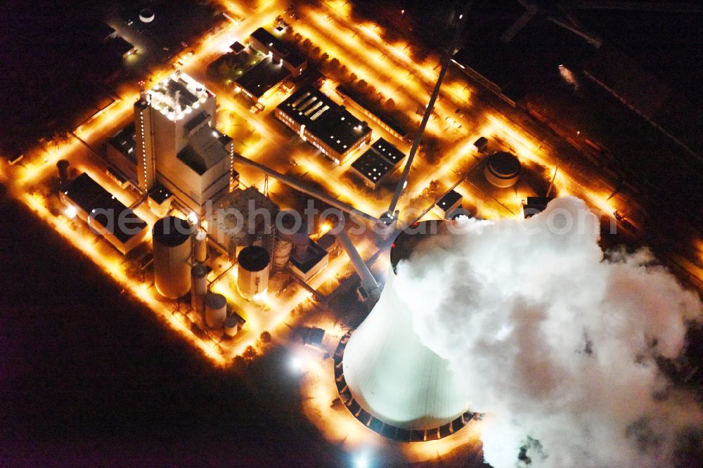 Aerial photograph at night Rostock - Night lighting power station plants of the combined heat and power station - regional heat der KNG Kraftwerks- und Netzgesellschaft mbH on street Am Kuehlturm in Rostock in the state Mecklenburg - Western Pomerania