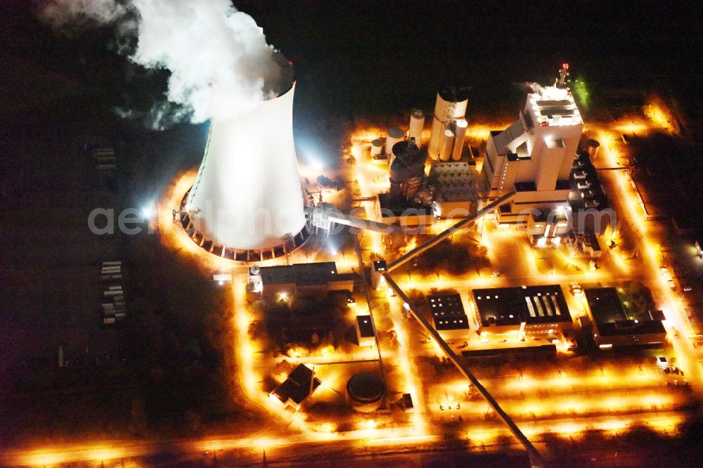 Aerial image at night Rostock - Night lighting power station plants of the combined heat and power station - regional heat der KNG Kraftwerks- und Netzgesellschaft mbH on street Am Kuehlturm in Rostock in the state Mecklenburg - Western Pomerania