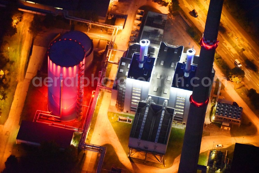 Schwerin at night from the bird perspective: Night view power station plants of the combined heat and power station - regional heat company Stadtwerke Schwerin GmbH (SWS) in Schwerin in the state Mecklenburg - Western Pomerania