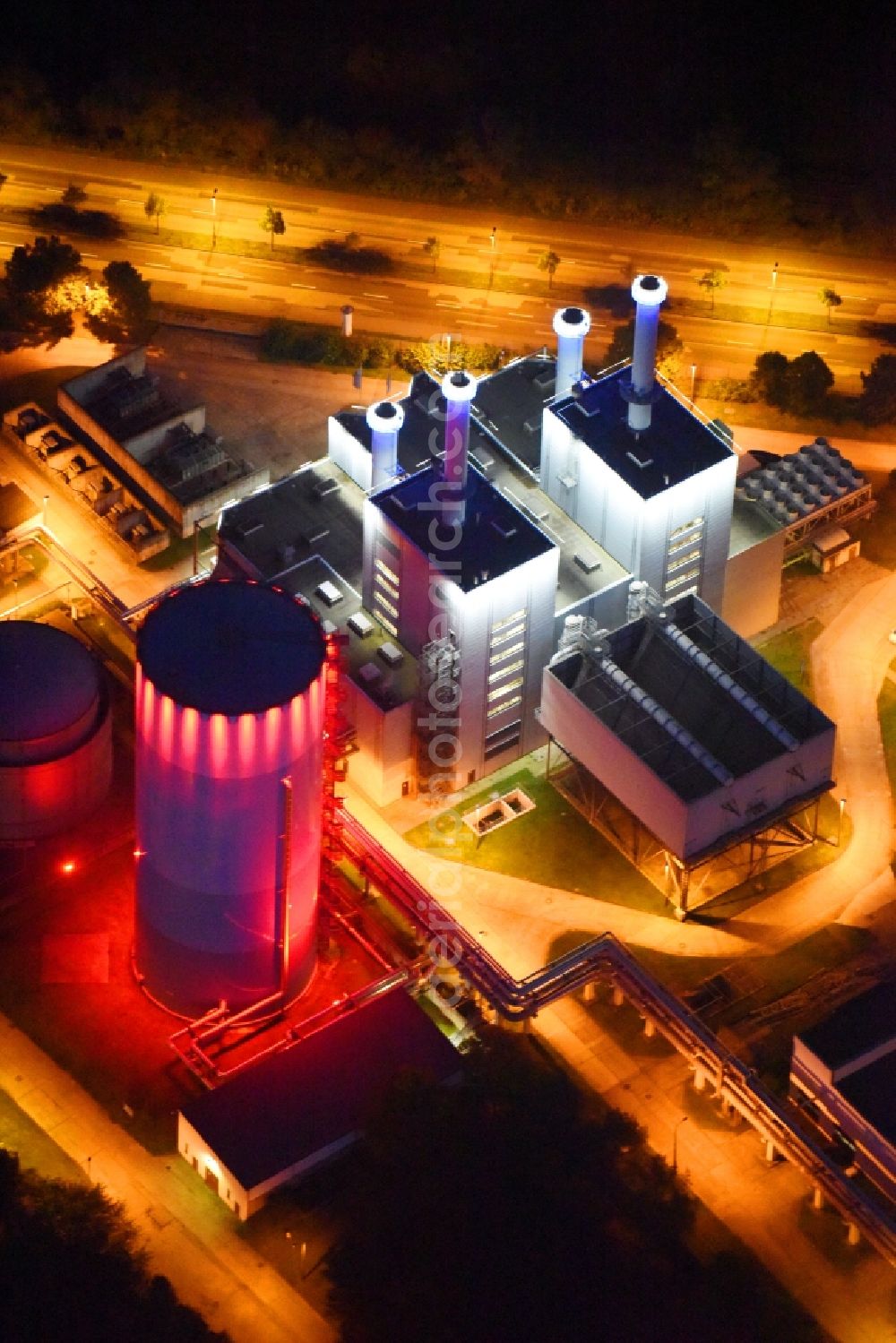 Aerial photograph at night Schwerin - Night view power station plants of the combined heat and power station - regional heat company Stadtwerke Schwerin GmbH (SWS) in Schwerin in the state Mecklenburg - Western Pomerania