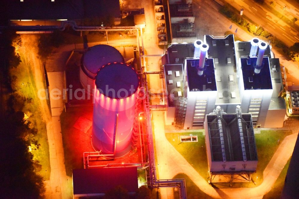 Aerial image at night Schwerin - Night view power station plants of the combined heat and power station - regional heat company Stadtwerke Schwerin GmbH (SWS) in Schwerin in the state Mecklenburg - Western Pomerania