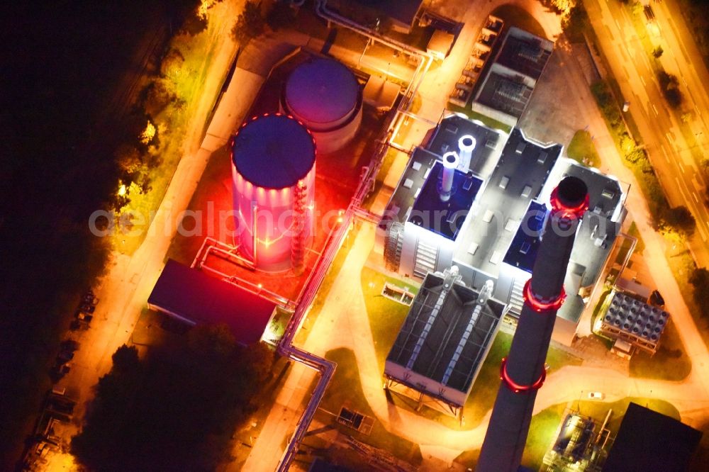 Schwerin at night from the bird perspective: Night view power station plants of the combined heat and power station - regional heat company Stadtwerke Schwerin GmbH (SWS) in Schwerin in the state Mecklenburg - Western Pomerania