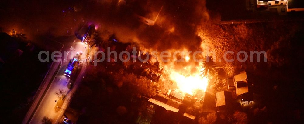 Stahnsdorf at night from the bird perspective: Night lighting fire- Ruins One family house in a residential area Sputendorfer Strasse - Enzianweg in Stahnsdorf in the state Brandenburg, Germany