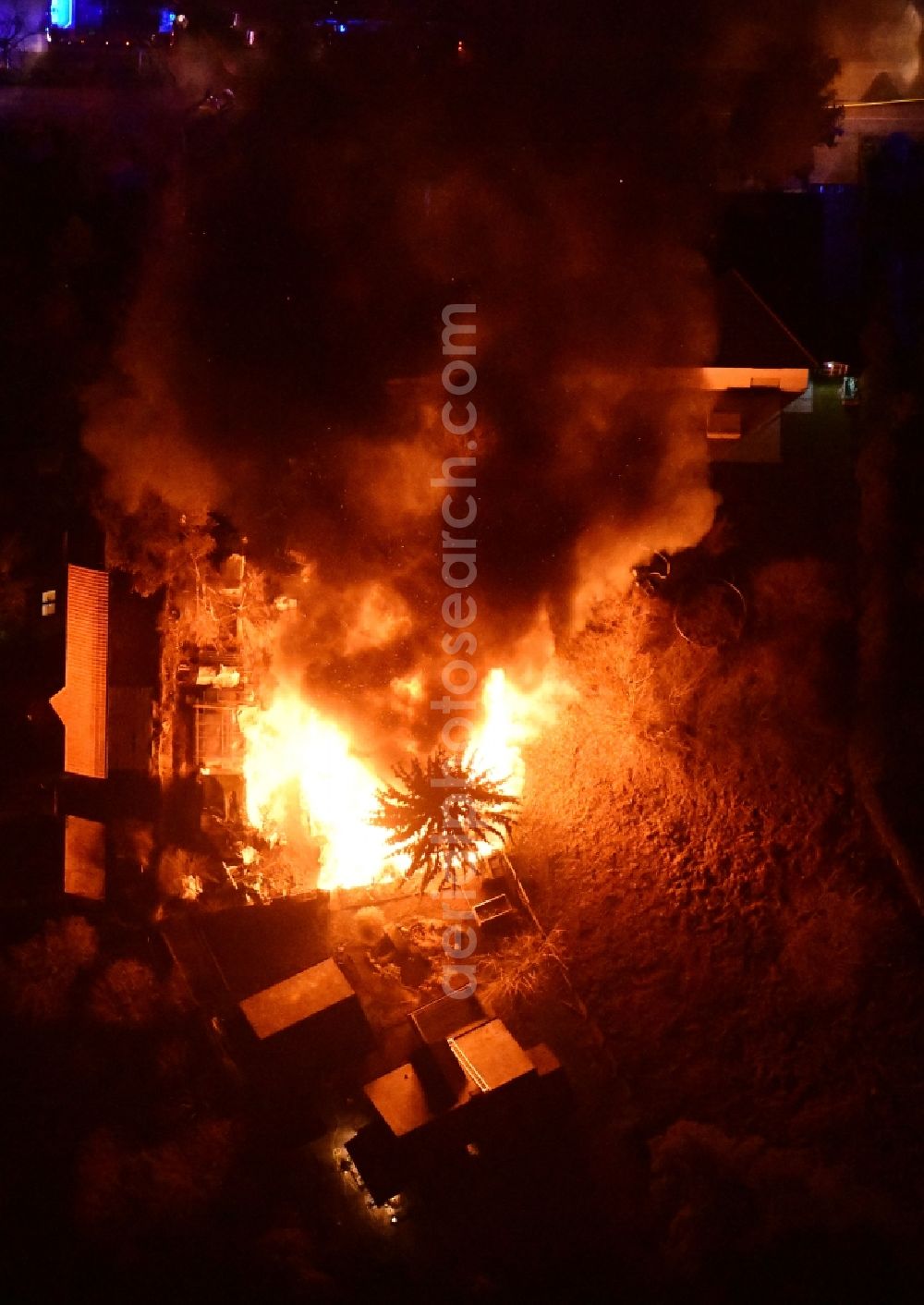 Aerial photograph at night Stahnsdorf - Night lighting fire- Ruins One family house in a residential area Sputendorfer Strasse - Enzianweg in Stahnsdorf in the state Brandenburg, Germany