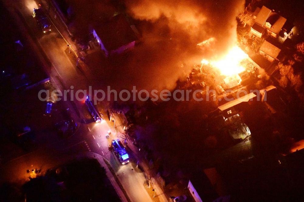 Stahnsdorf at night from the bird perspective: Night lighting fire- Ruins One family house in a residential area Sputendorfer Strasse - Enzianweg in Stahnsdorf in the state Brandenburg, Germany