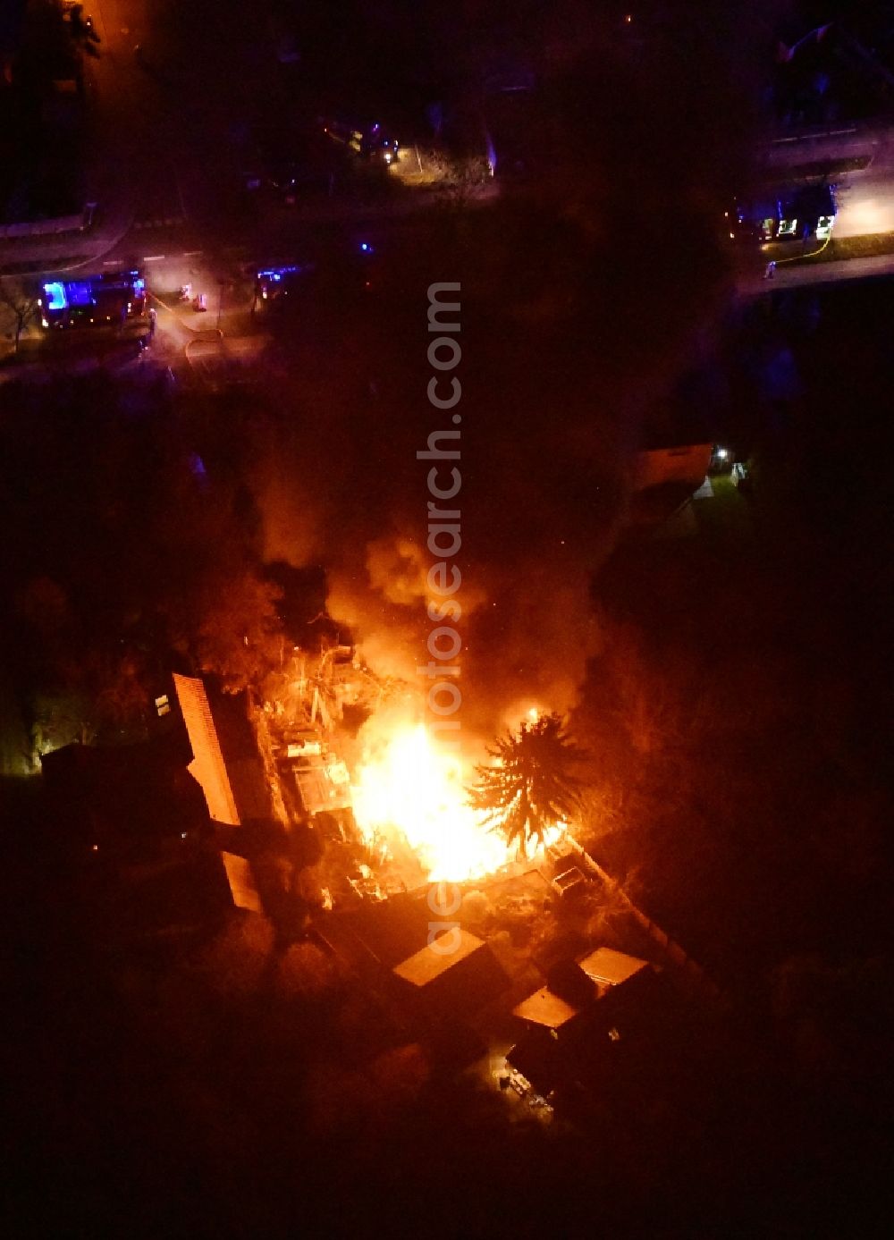 Aerial photograph at night Stahnsdorf - Night lighting fire- Ruins One family house in a residential area Sputendorfer Strasse - Enzianweg in Stahnsdorf in the state Brandenburg, Germany