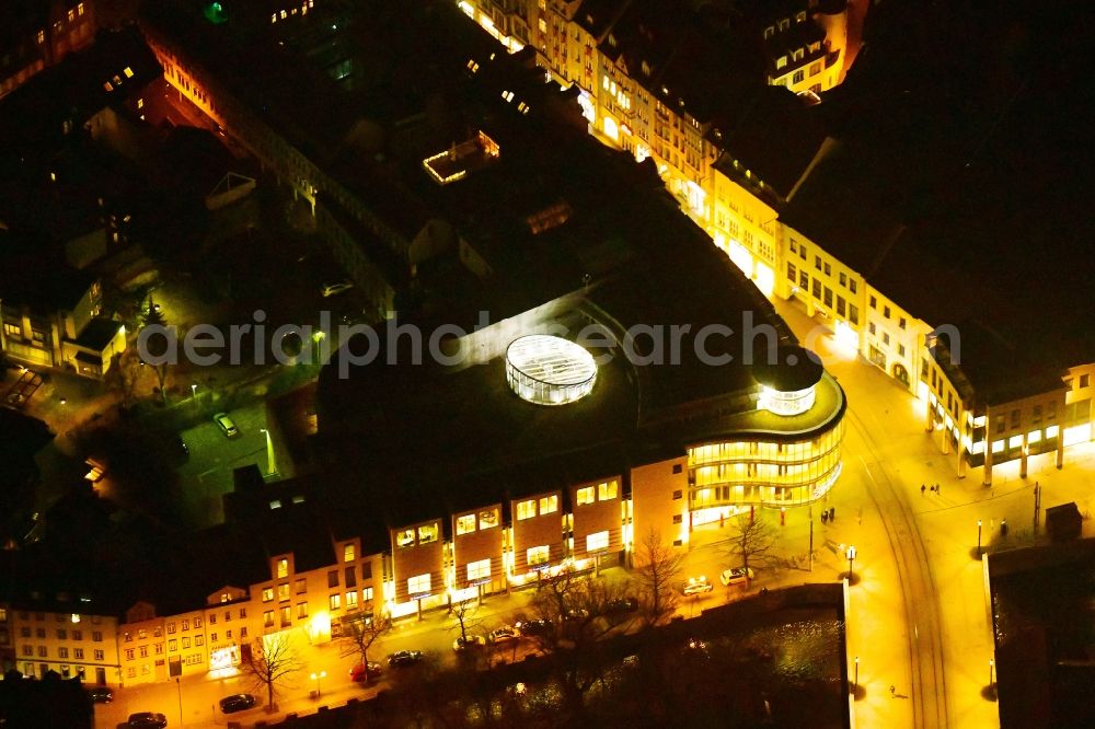 Aerial image at night Erfurt - Night lighting office building - Ensemble Breuninger Haus on Junkersand in the district Zentrum in Erfurt in the state Thuringia, Germany