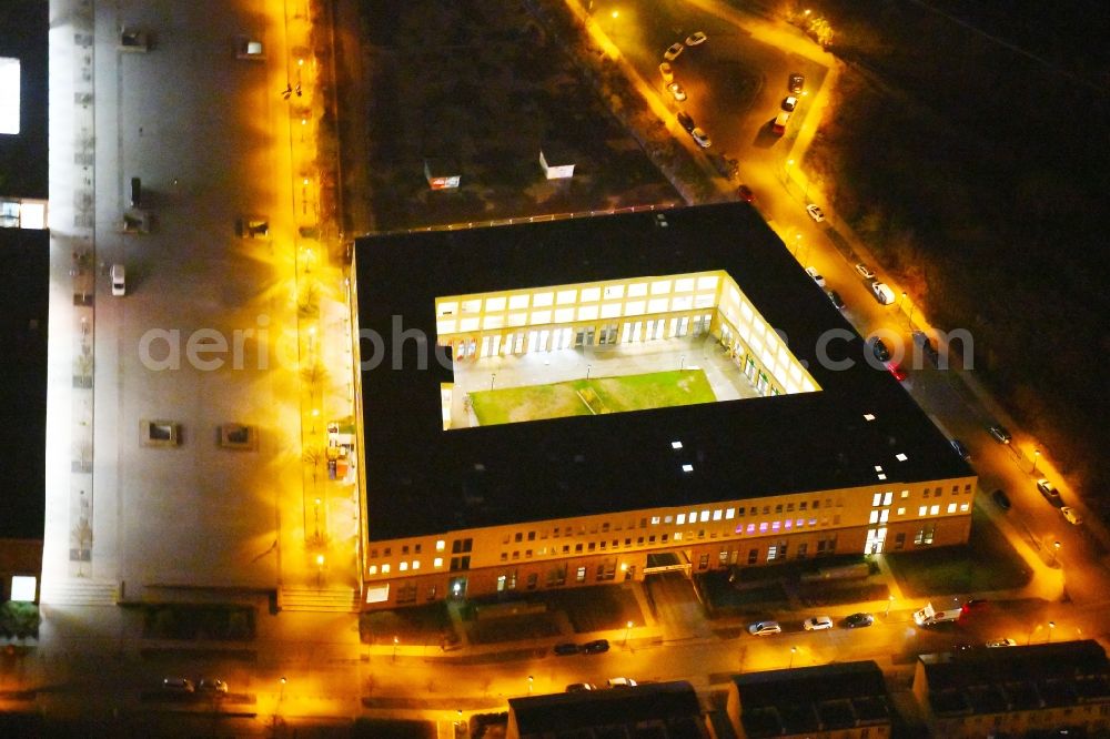 Berlin at night from the bird perspective: Night lighting Office building - Ensemble on Elsterwerdaer Platz in the district Biesdorf in Berlin, Germany