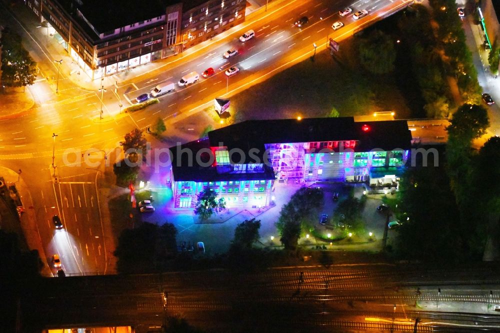 Osnabrück at night from the bird perspective: Night lighting Office building - Ensemble along the Bruchstrasse at the August-Bebel-Platz in the district Innenstadt in Osnabrueck in the state Lower Saxony, Germany