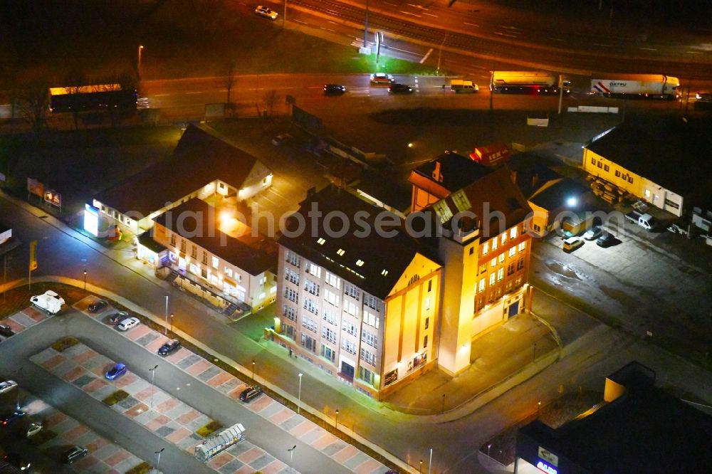 Halle (Saale) at night from the bird perspective: Night lighting Office building - Ensemble Hermes Areal in Halle (Saale) in the state Saxony-Anhalt, Germany