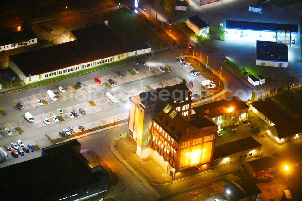 Halle (Saale) at night from the bird perspective: Night lighting Office building - Ensemble Hermes Areal in Halle (Saale) in the state Saxony-Anhalt, Germany